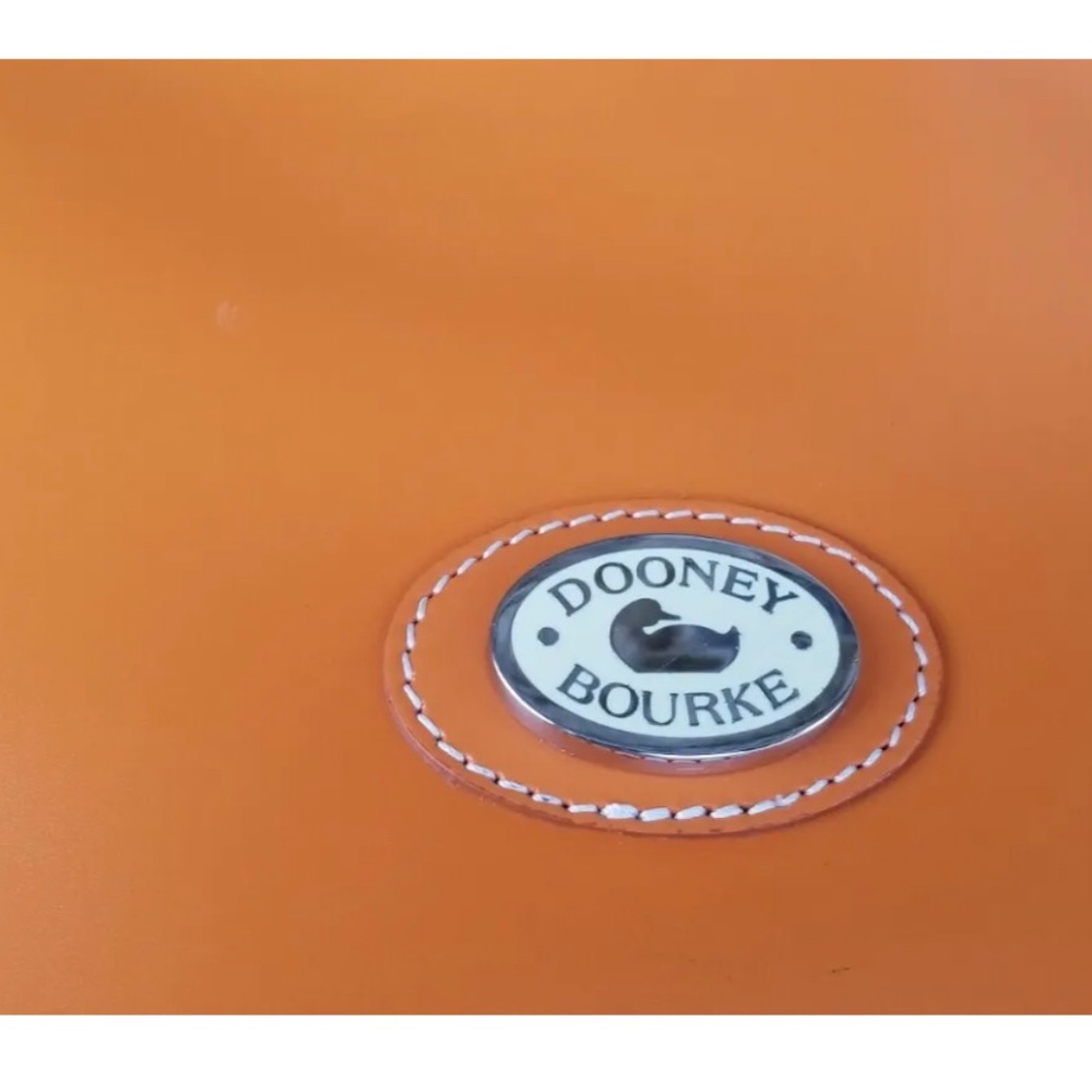 Dooney and Bourke Shoulder bag Orange. Good preowned conditions. - Picture 6 of 9